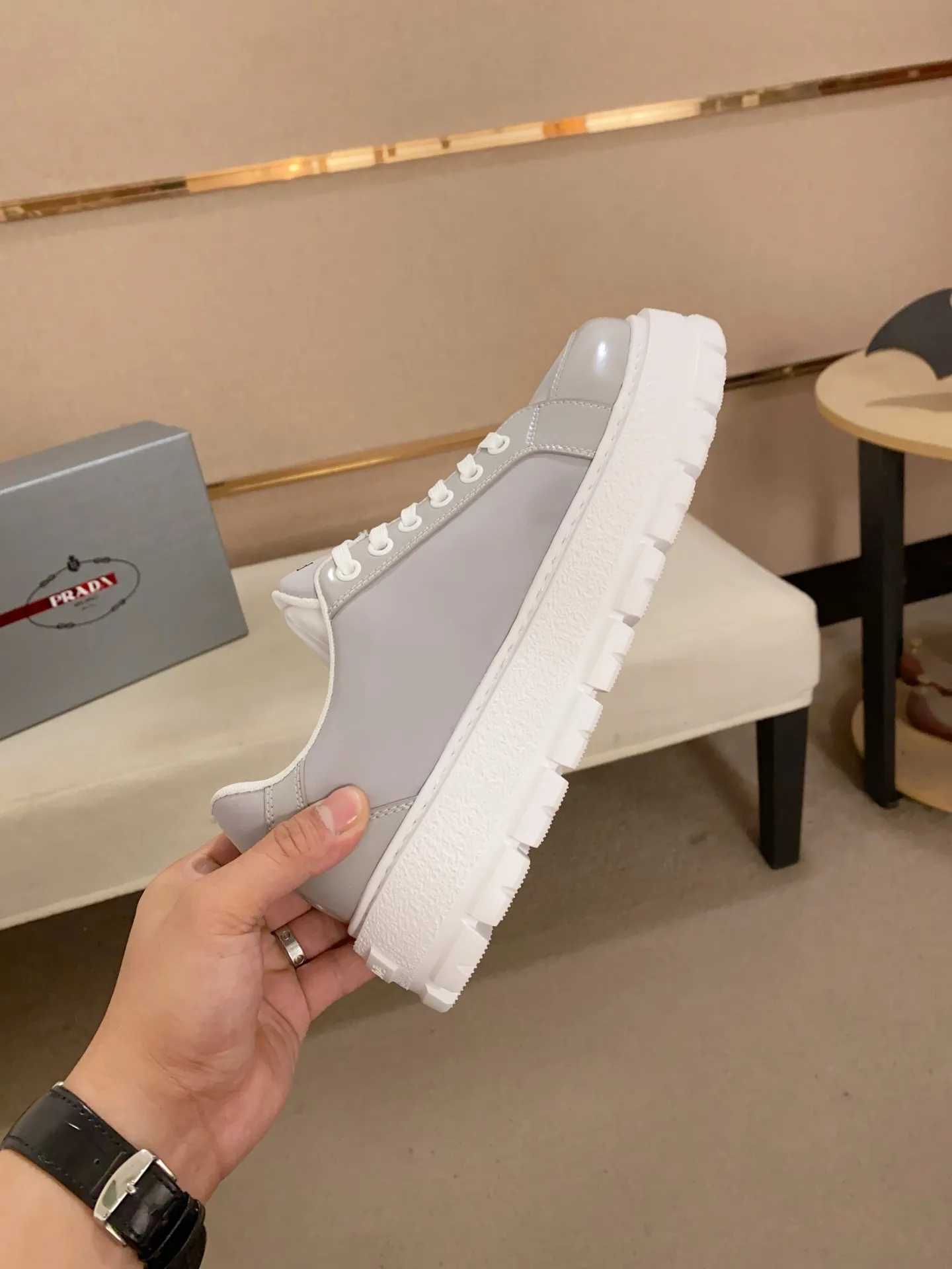 Men's shoes 💰 580💰 ✔️✔️✔️Higher version High-quality new PRADA (Prada) counters are launched simultaneously. The new men's shoes and 😘 fabrics are made of high-tech glue-spraying technology. Lining: Full cowhide lining. 👍🏿 High-end ☄️ Air-cushion molded anti-slip foam outsole, exquisite lines, simple and elegant, comfortable and high-end for leisure travel. Code number: 38 to 44 (45 can be customized and cannot be returned or exchanged)